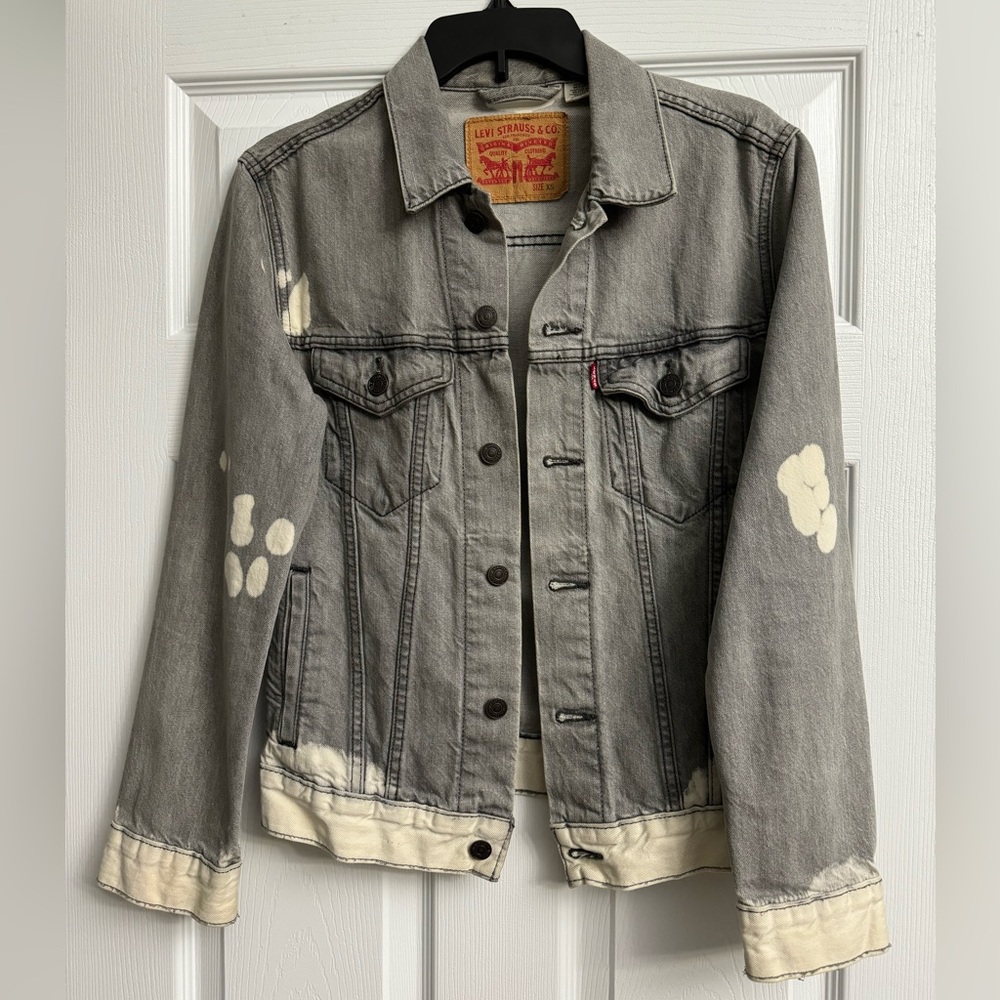 LEVI’S DISTRESSED UNISEX DEMIN JACKET